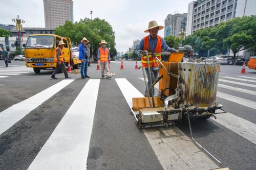 株洲城区道路交通标志标线“补妆”迎“创文”检查 提升道路安全与文明
