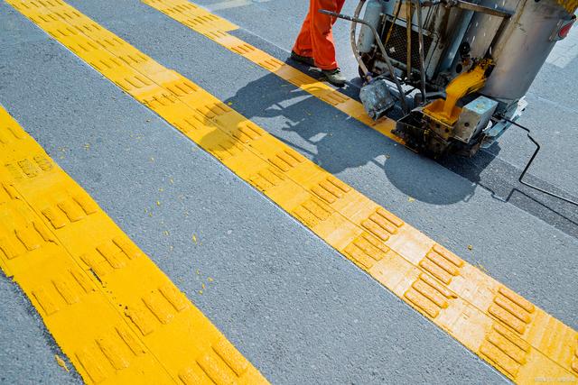 道路标线中的立面标记与实体标记 功能、设置与辨识