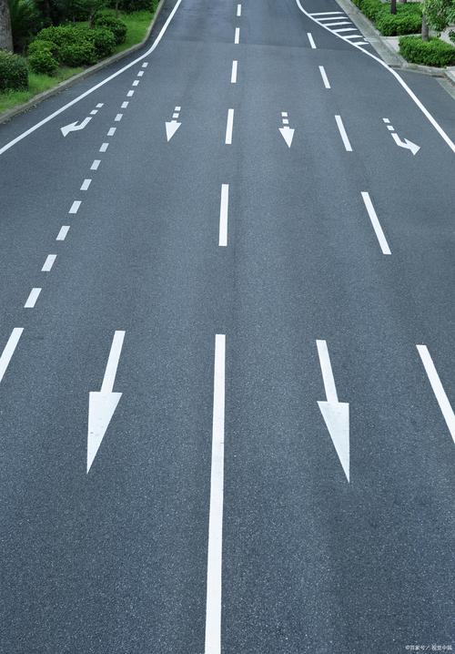 道路标线8大夺命陷阱！交警严查压线新规速看避罚