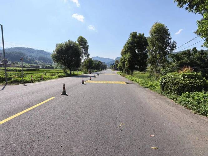 道路标线 绘就群众出行的“平安线”